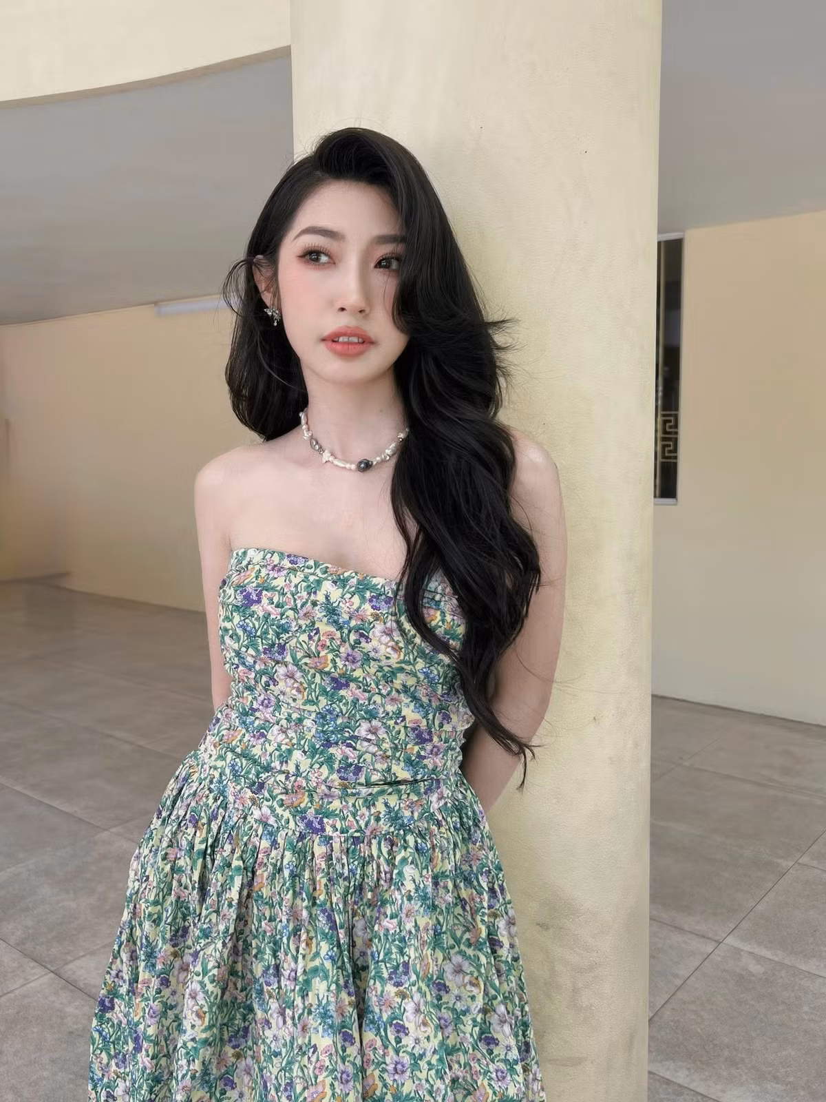 Với chiều cao 1,63m cùng đôi chân thon thả, Khổng Tú Quỳnh dễ dàng chinh phục nhiều phong cách khác nhau, từ năng động, cá tính đến gợi cảm, thanh lịch.