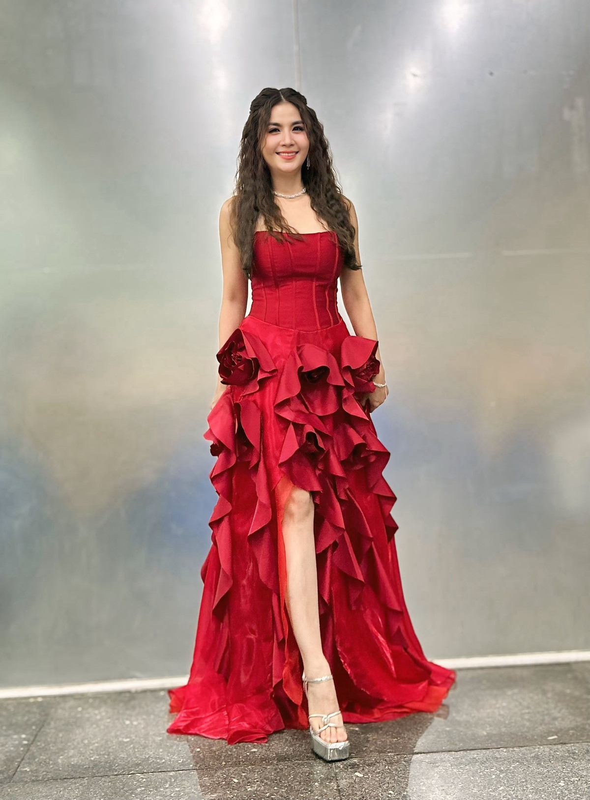 Kha Ly chuẩn bị trang phục biểu diễn trong đêm nhạc thiện nguyện, kêu gọi quyên góp hỗ trợ người dân vùng lũ. Ảnh: FB Lại Thị Kha Ly