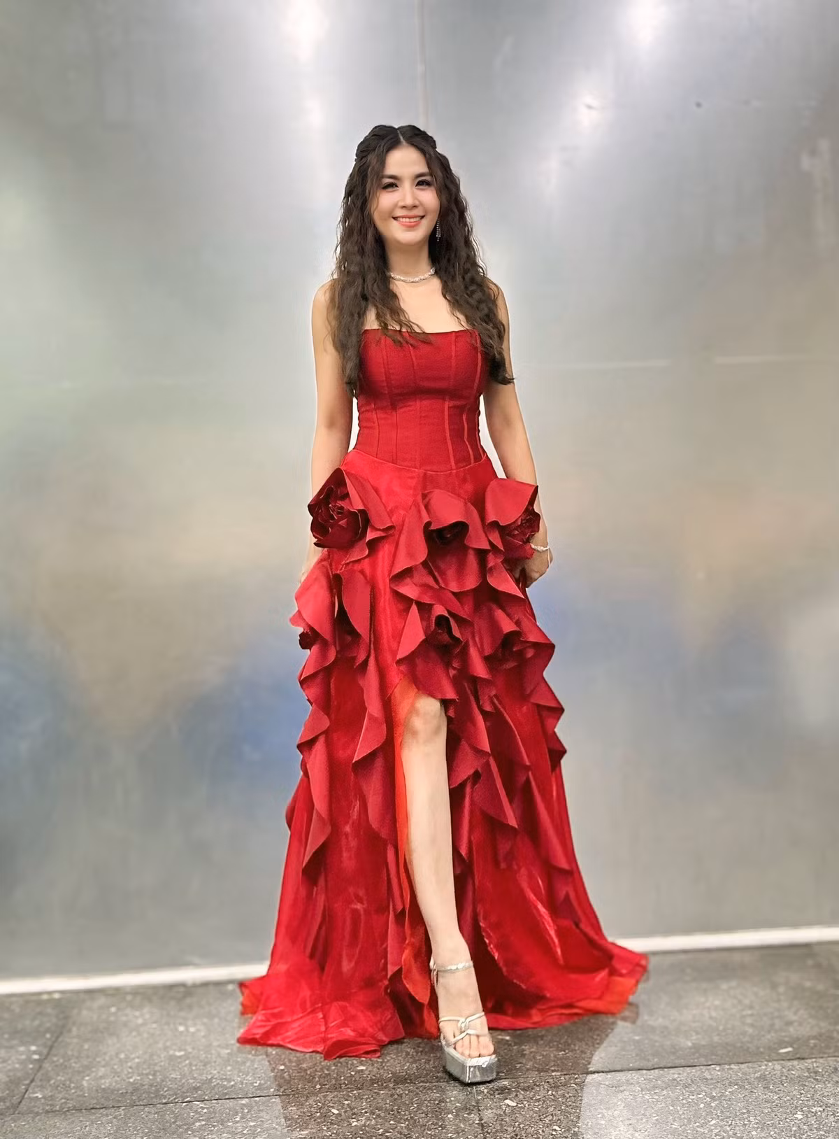 Kha Ly chuẩn bị trang phục biểu diễn trong đêm nhạc thiện nguyện, kêu gọi quyên góp hỗ trợ người dân vùng lũ. Ảnh: FB Lại Thị Kha Ly