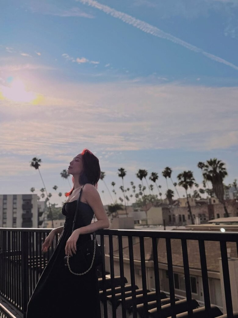 Không chỉ giữ vững phong độ nhan sắc, cô còn cho thấy sự khéo léo trong việc nắm bắt xu hướng, biến hóa linh hoạt từ cá tính, gợi cảm đến năng động, trẻ trung.