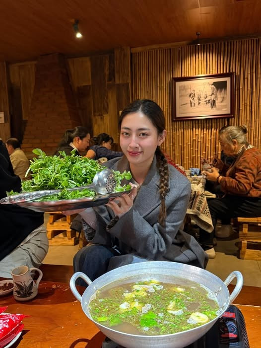 Hoa hậu Lương Thùy Linh tranh thủ thưởng thức đặc sản thắng cố khi đến Sa Pa. Ảnh: FB Lương Thùy Linh