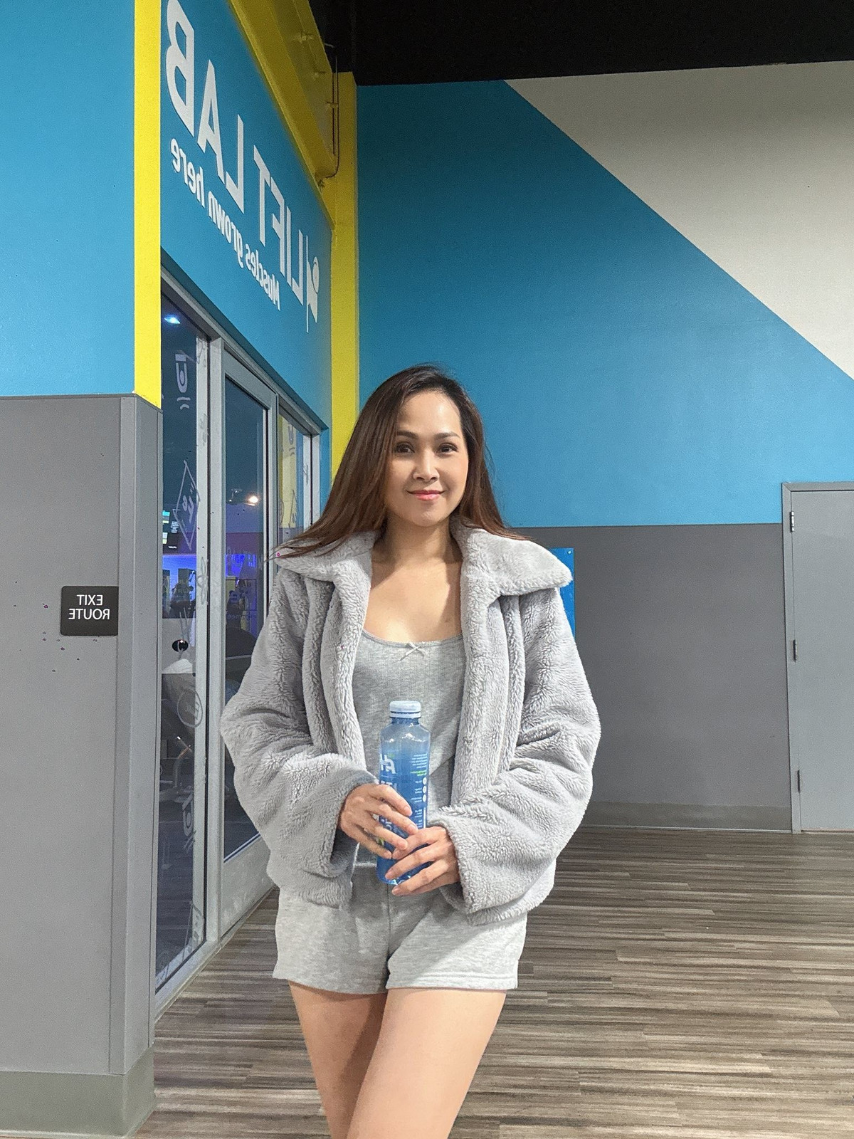 Ở tuổi 49, diễn viên vẫn theo đuổi phong cách thời trang sexy, quyến rũ.