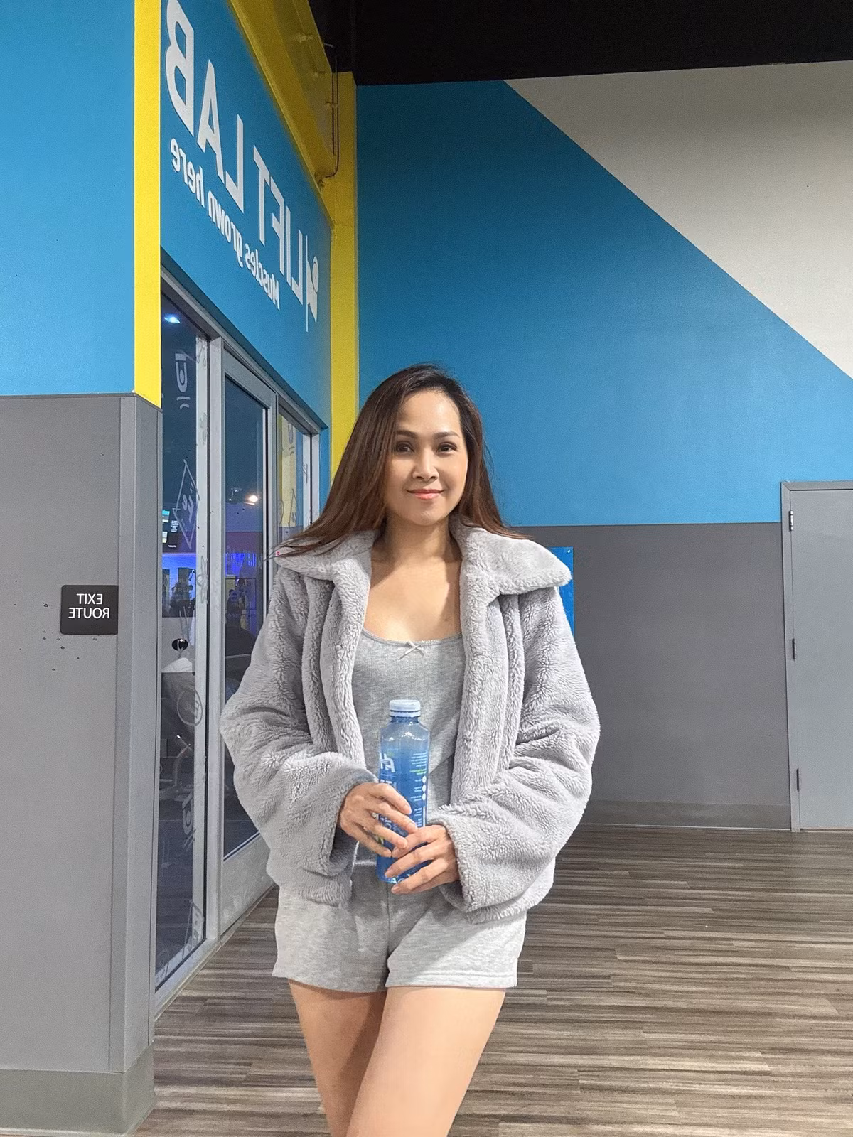 Ở tuổi 49, diễn viên vẫn theo đuổi phong cách thời trang sexy, quyến rũ.