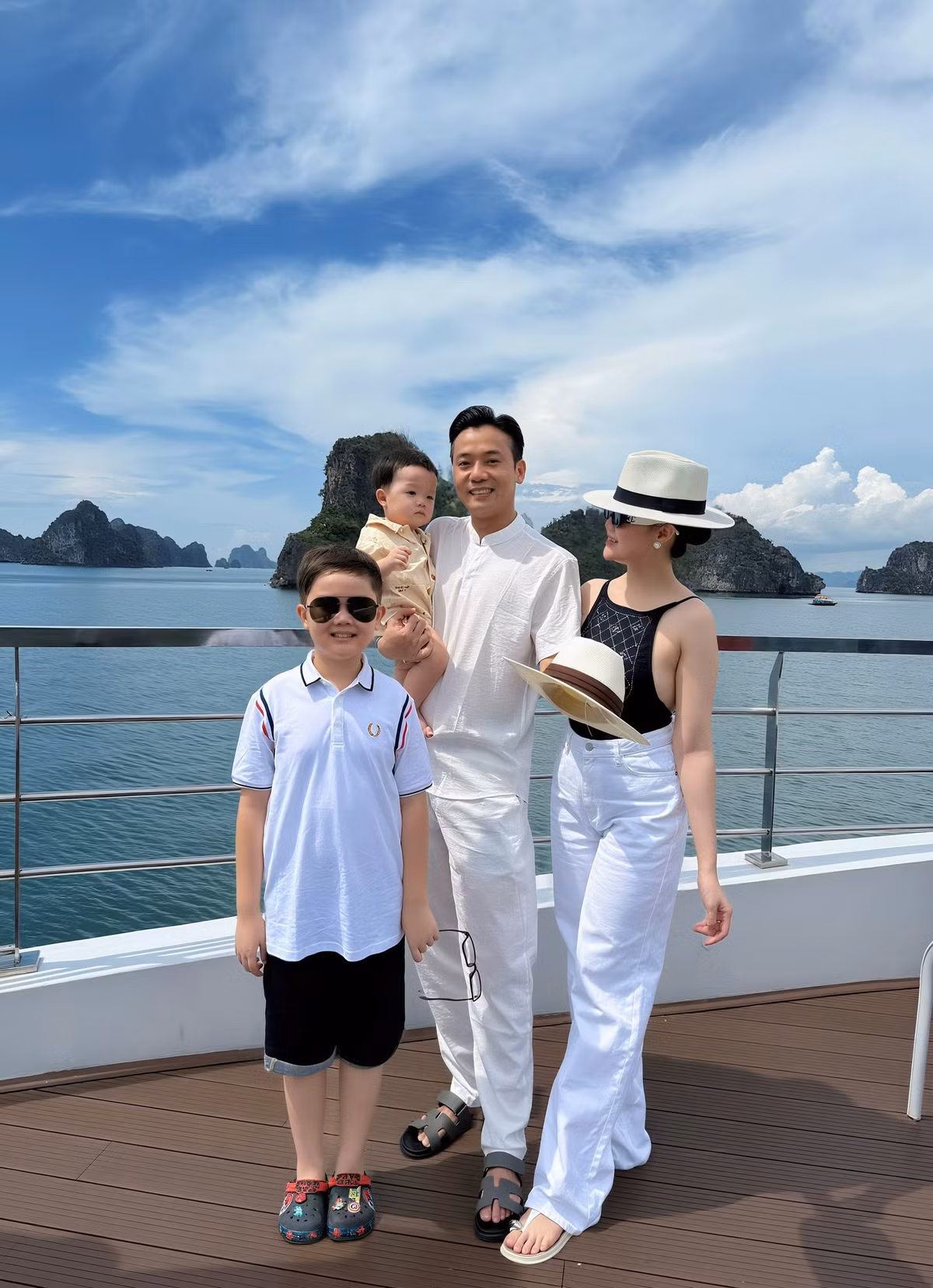 Gia đình diễn viên Việt Bắc đi du lịch. Ảnh: FB Trần Việt Bắc