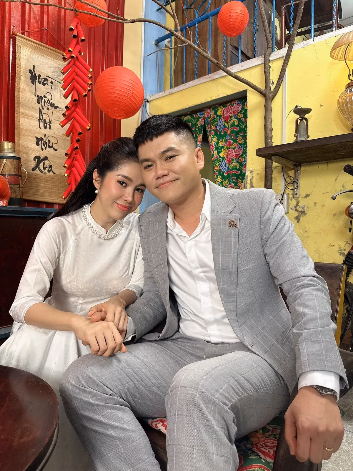 Lê Phương và Trung Kiên bén duyên sau chuyến đi công tác Trường Sa vào năm 2016. Cả hai tổ chức lễ cưới vào tháng 8/2017.