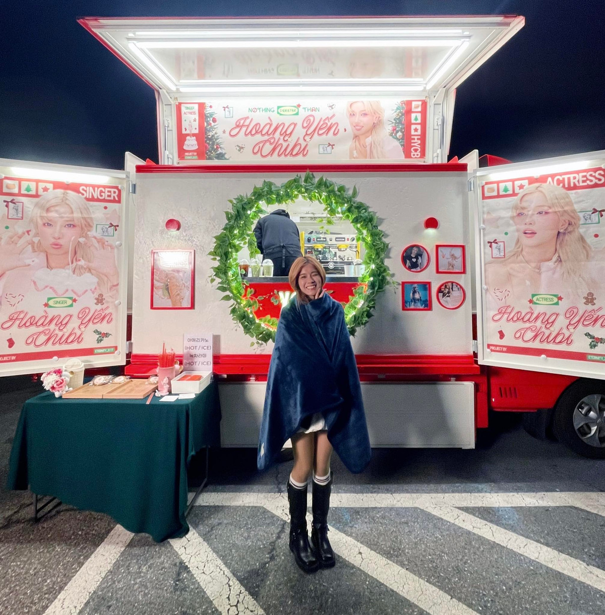 Ca sĩ Hoàng Yến Chibi vui mừng khi được fans tặng quà bất ngờ khi đến Hàn Quốc. Ảnh: FB Hoàng Yến Chibi