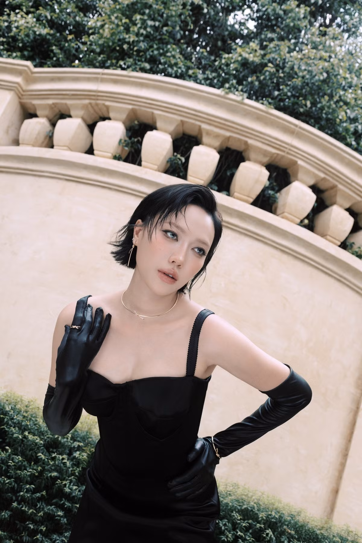 Trong loạt ảnh vừa chia sẻ, Diệu Nhi khiến người hâm mộ không khỏi bất ngờ với diện mạo sắc sảo và phong cách thời trang táo bạo.