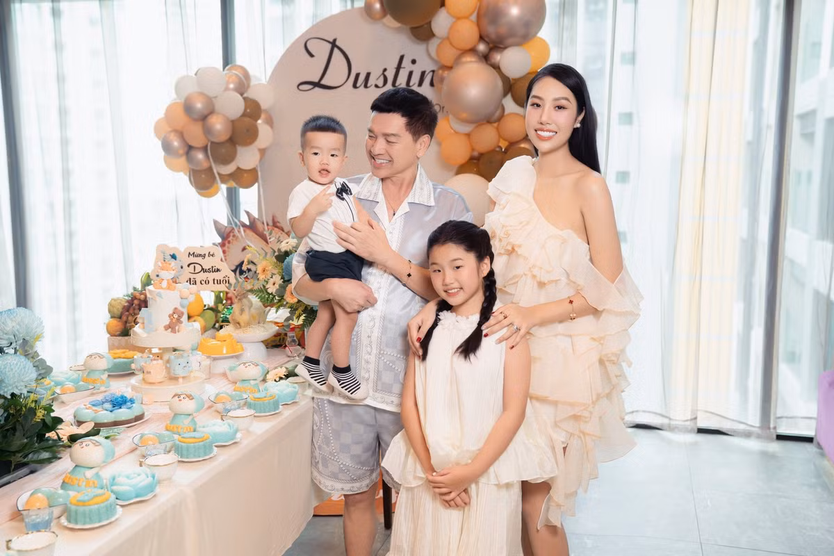 Tăng Khánh Chi sinh năm 1996, từng là người mẫu ảnh trước khi chuyển hướng sang lĩnh vực kinh doanh. Dù từng trải qua một cuộc hôn nhân tan vỡ và có con riêng, cô vẫn giữ được vẻ ngoài trẻ trung.