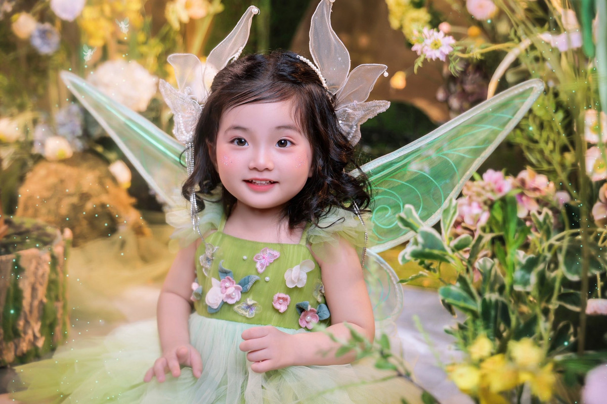 Cô bé gây ấn tượng với đôi mắt to tròn long lanh, đôi má bánh bao dễ thương khiến ai nhìn cũng muốn “tan chảy”.