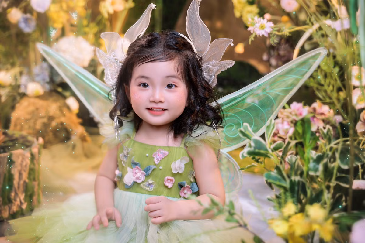 Cô bé gây ấn tượng với đôi mắt to tròn long lanh, đôi má bánh bao dễ thương khiến ai nhìn cũng muốn “tan chảy”.