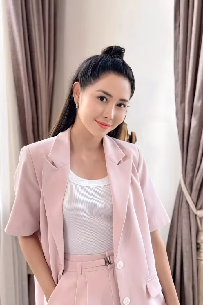 Đặc biệt, thời gian gần đây, ở tuổi 35, Tường Vi tự tin hơn trong việc khoe trọn vóc dáng thon gọn, săn chắc với những thiết kế cắt xẻ táo bạo, khoe vai trần, vòng eo "con kiến".