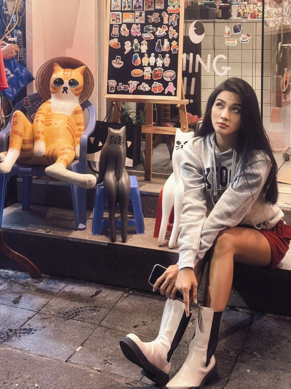 Điểm nhấn của set đồ nằm ở đôi boots cổ cao thời thượng, giúp nữ nghệ sĩ sinh năm 1987 thêm phần cá tính và sành điệu.