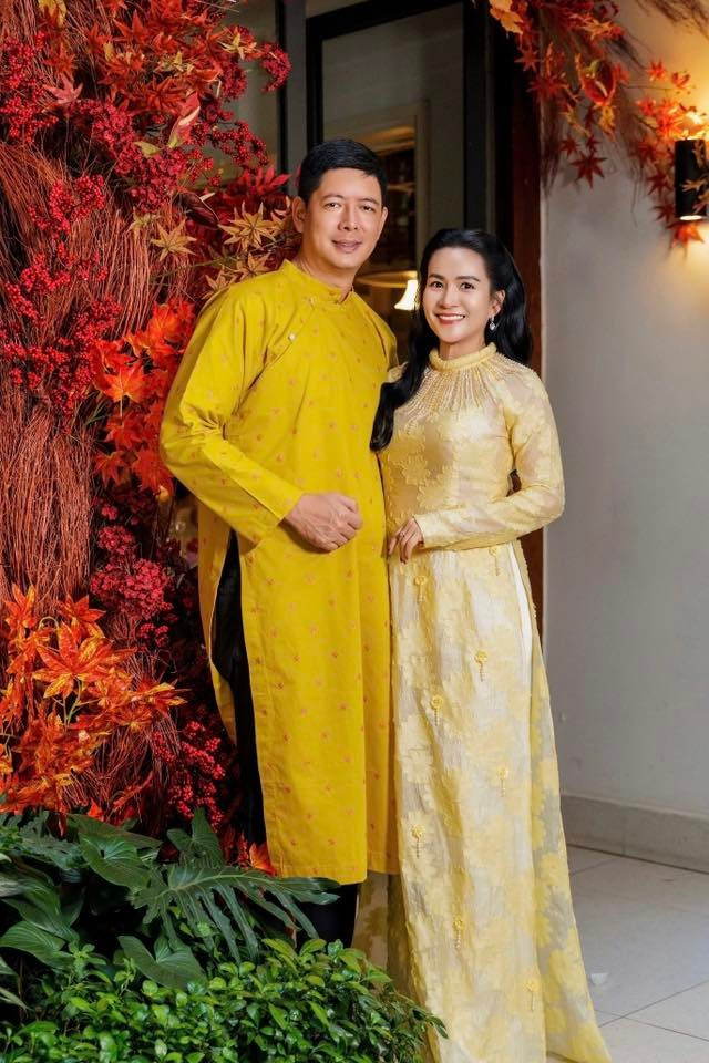 Diễn viên Bình Minh và bà xã Anh Thơ cùng mặc áo dài chụp ảnh Tết. Ảnh: FB Le Anh Tho