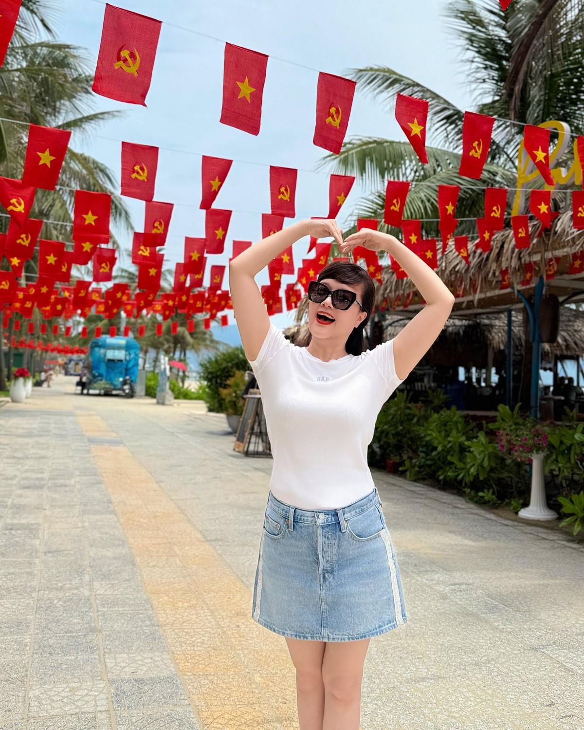 NS Vân Dung check in dưới rừng cờ đỏ sao vàng. Ảnh: FB Vân Dung