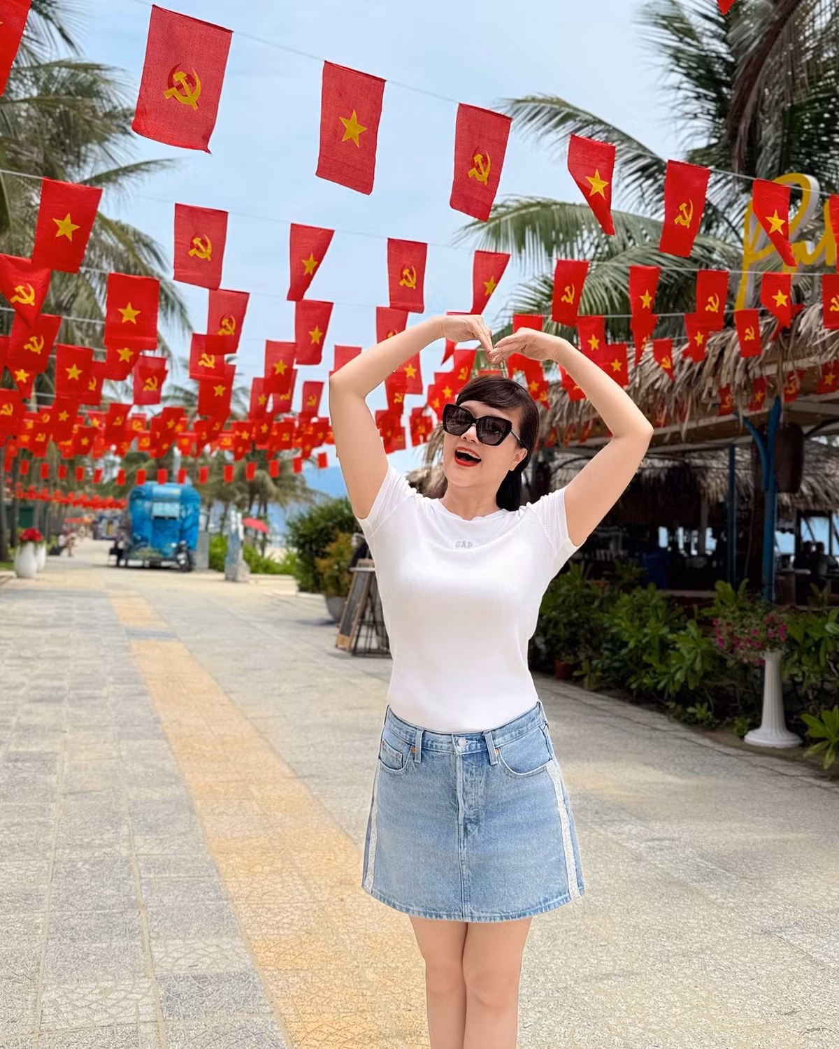 NS Vân Dung check in dưới rừng cờ đỏ sao vàng. Ảnh: FB Vân Dung