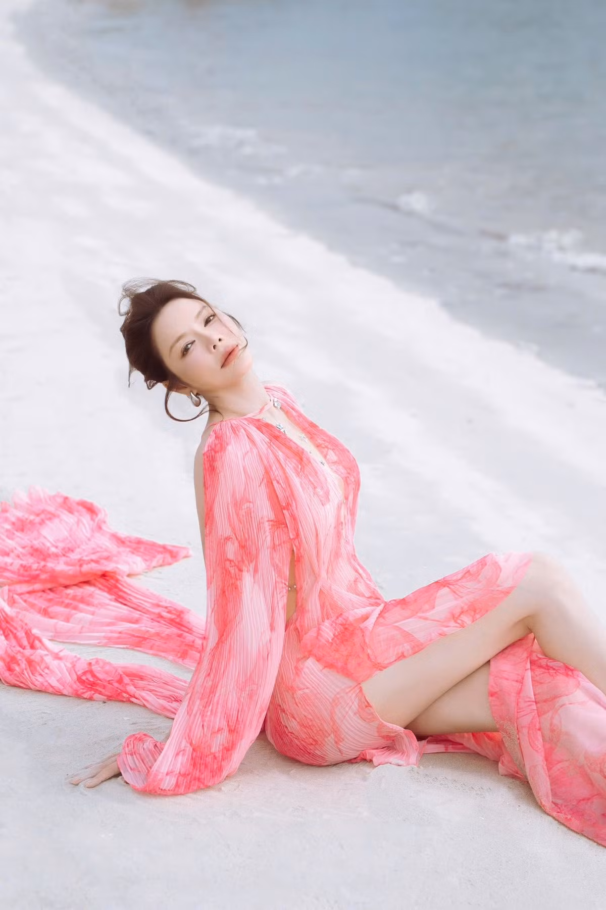 "Kiều nữ'" tự tin với sắc vóc ngoài 40 tuổi. Ảnh: FB Ly Nha Ky