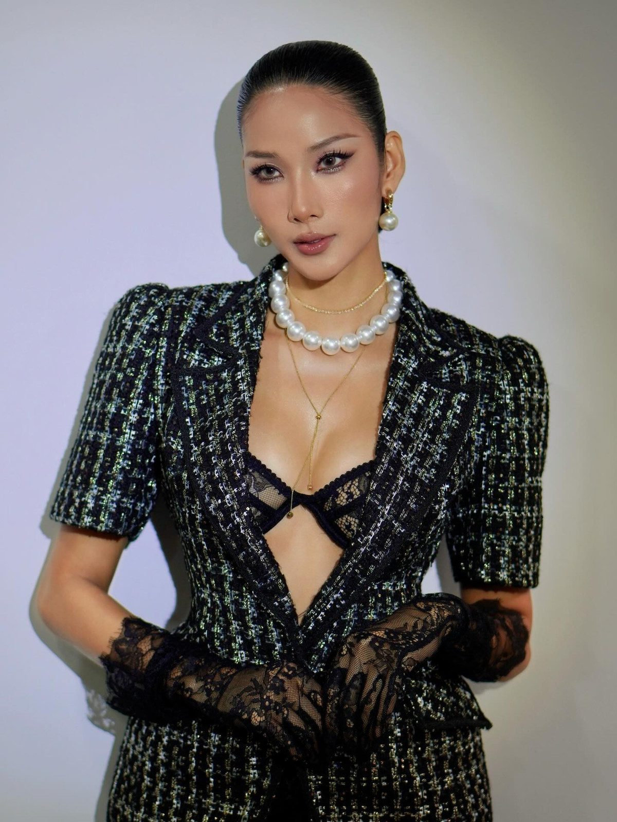 Á hậu Hoàng Thuỳ diện trang phục gợi cảm dự sự kiện. Ảnh: FB Hoang Thuy