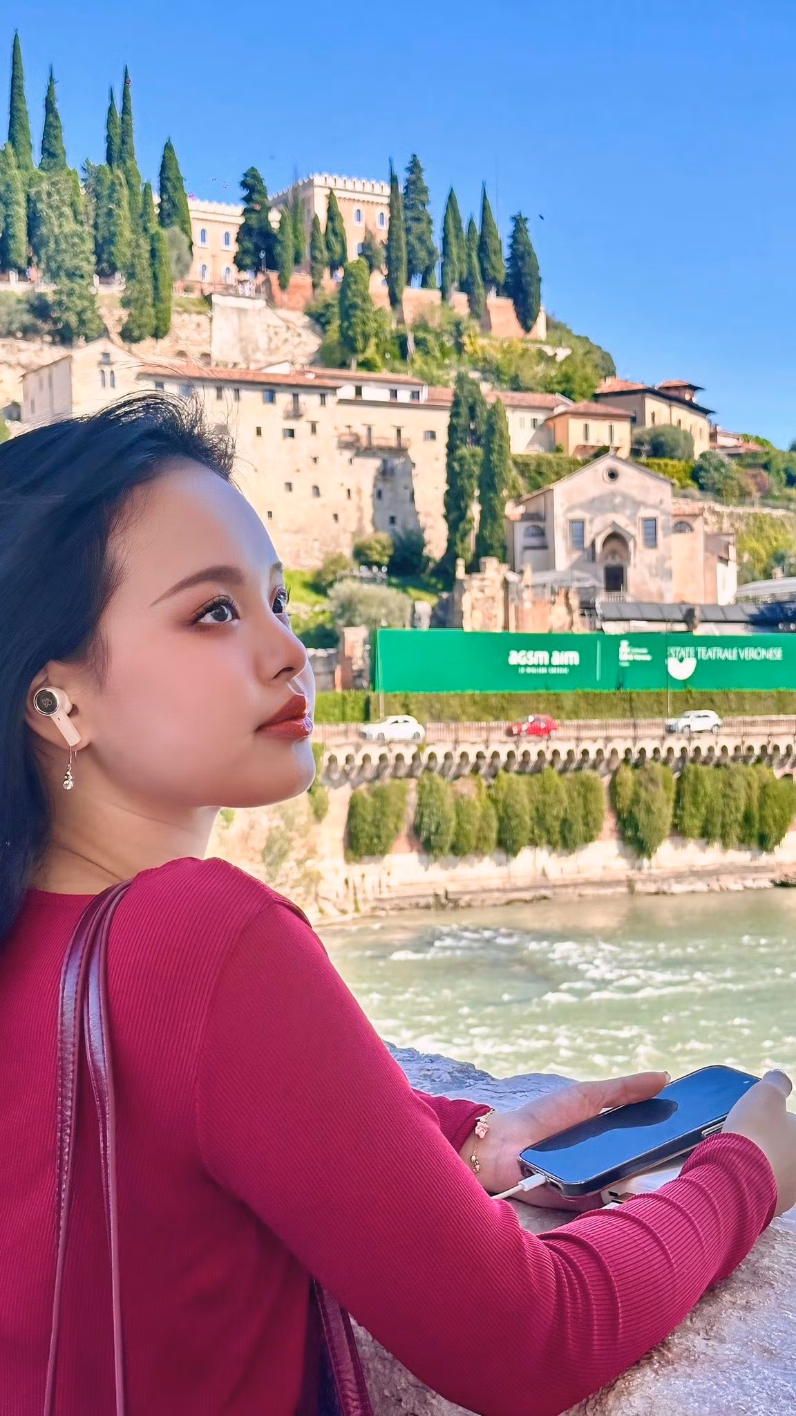 Trong những bức ảnh được chia sẻ, Suli thu hút mọi ánh nhìn với gu ăn mặc sành điệu, thời thượng, không hề thua kém một fashionista chuyên nghiệp.