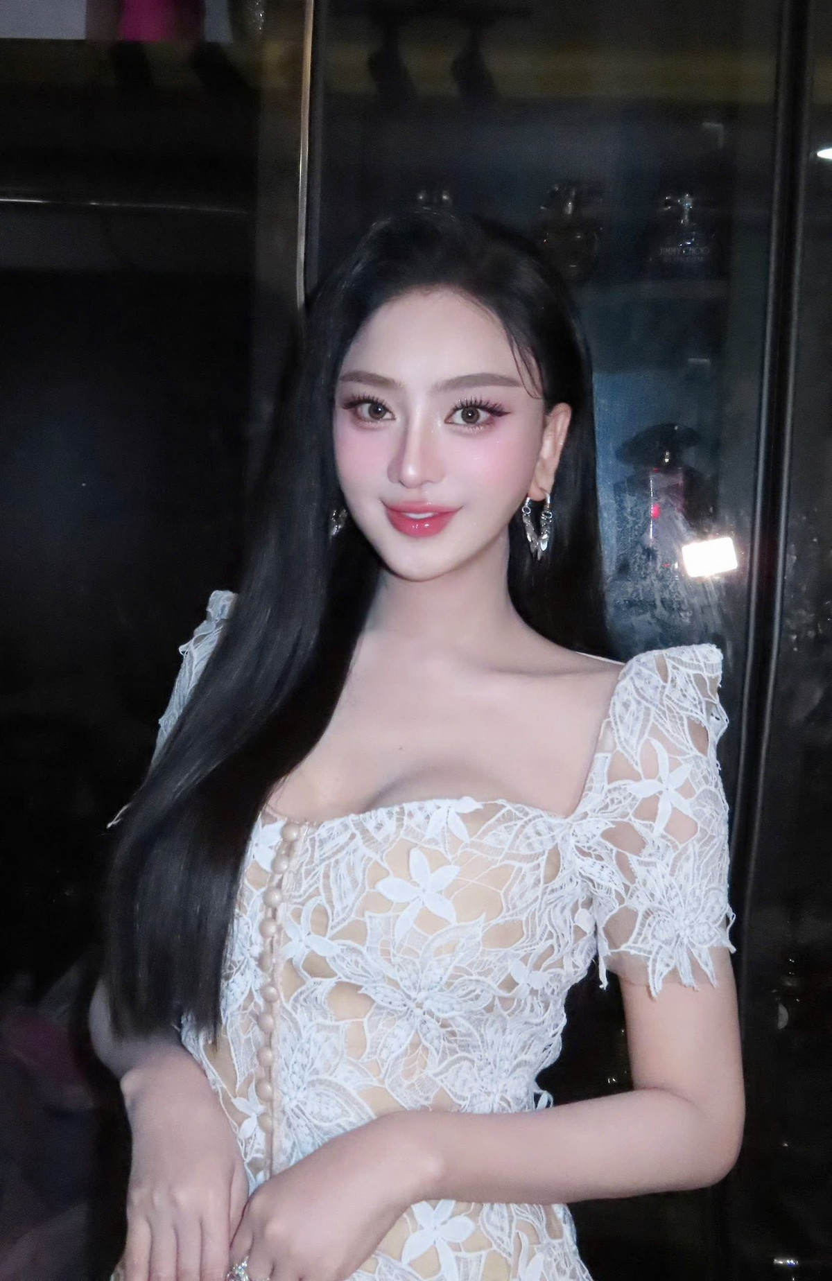 Dù đã bước sang độ tuổi U50, Lâm Khánh Chi vẫn khiến khán giả không khỏi ngỡ ngàng trước thần thái trẻ trung, rạng rỡ cùng phong cách thời trang táo bạo.