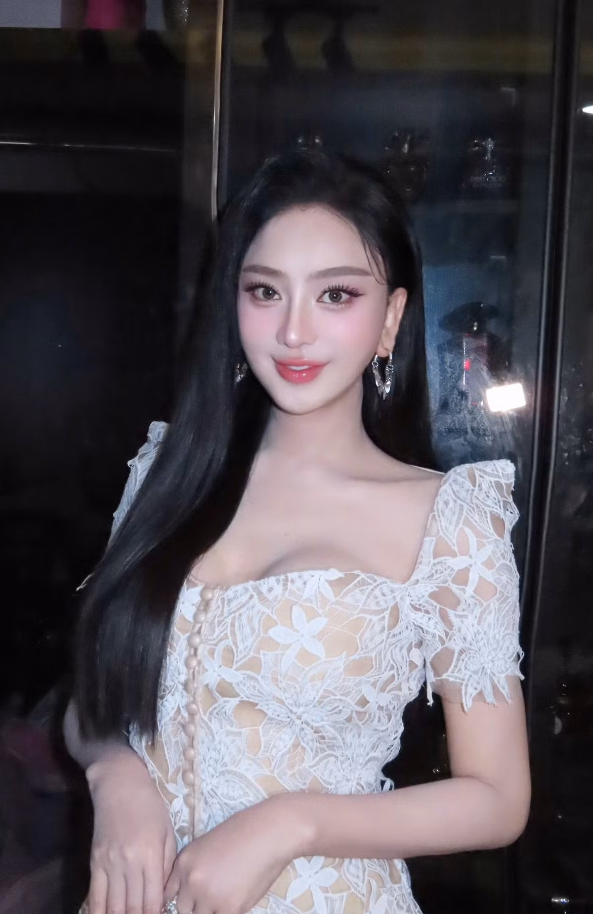 Dù đã bước sang độ tuổi U50, Lâm Khánh Chi vẫn khiến khán giả không khỏi ngỡ ngàng trước thần thái trẻ trung, rạng rỡ cùng phong cách thời trang táo bạo.