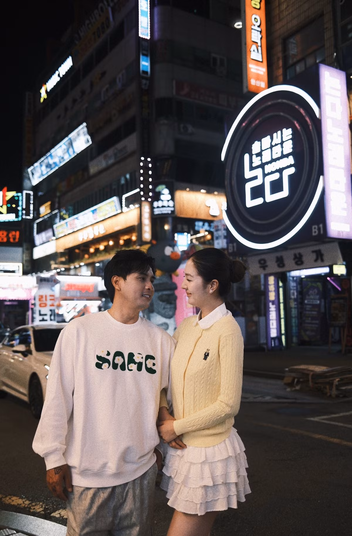 ặp đôi vợ chồng son diện trang phục ton-sur-ton, cùng nhau dạo quanh phố phường, khám phá nhiều địa điểm nổi tiếng và thưởng thức ẩm thực đường phố xứ kim chi.