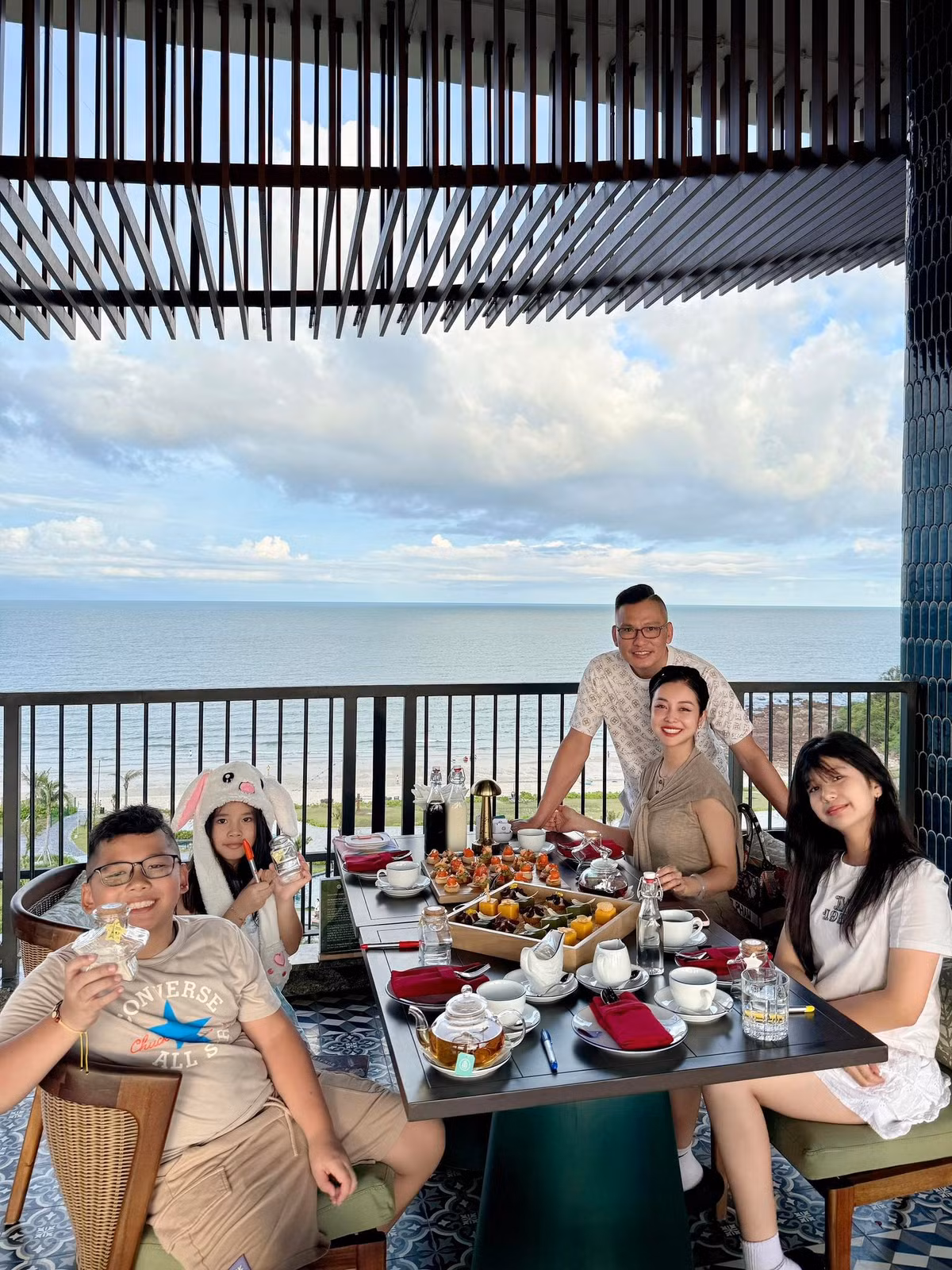 Từ nhỏ, Thùy An đã sống trong môi trường đầy đủ, hiện đại và được bố mẹ dành nhiều sự quan tâm, chăm sóc.