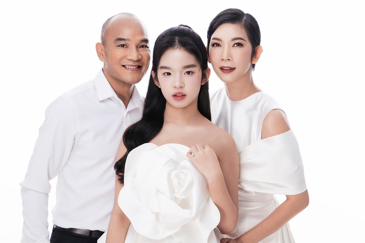 Trong khung hình, cô bé tạo dáng chuyên nghiệp, biểu cảm tự nhiên và thần thái chững chạc, được nhiều người nhận xét “không thua kém mẹ siêu mẫu”.