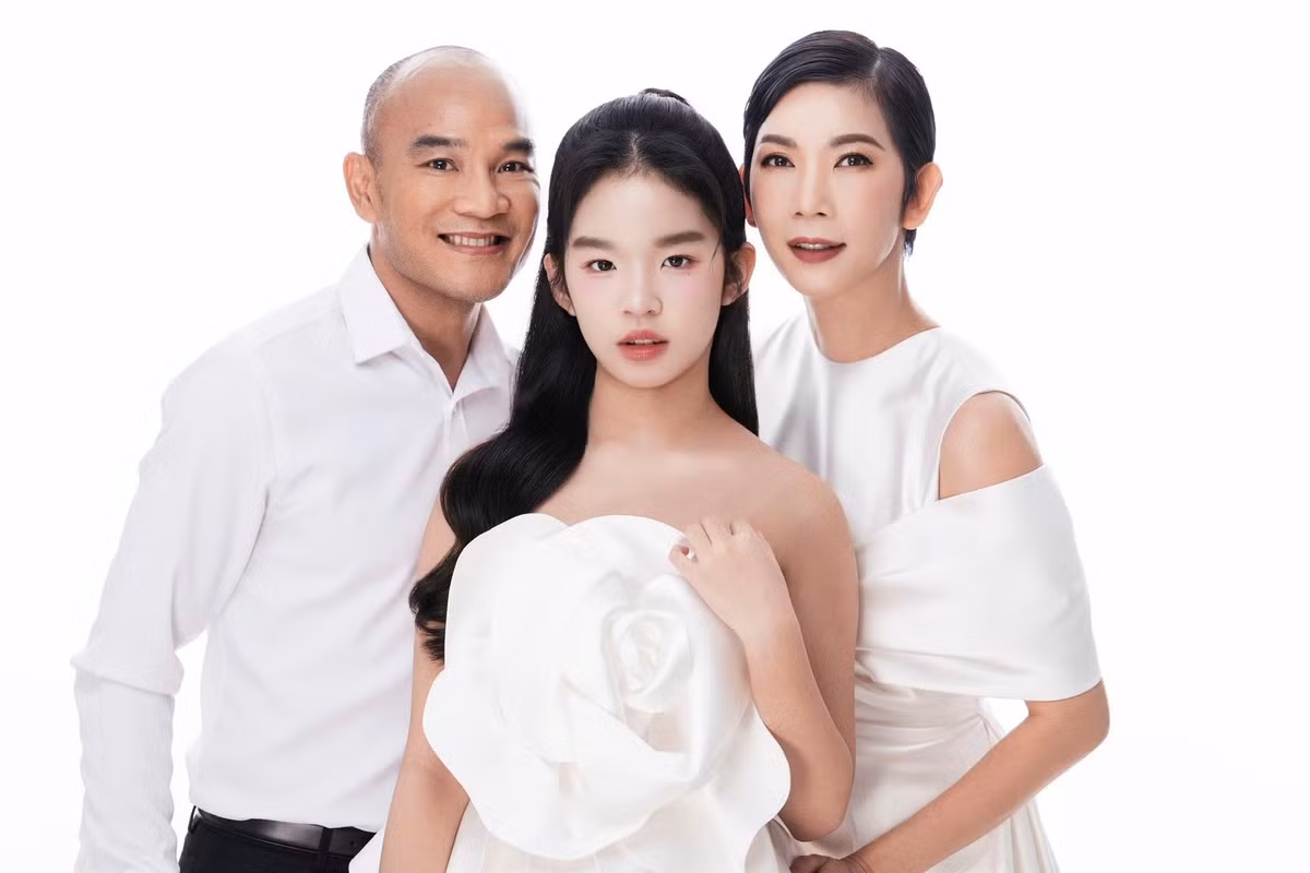 Trong khung hình, cô bé tạo dáng chuyên nghiệp, biểu cảm tự nhiên và thần thái chững chạc, được nhiều người nhận xét “không thua kém mẹ siêu mẫu”.