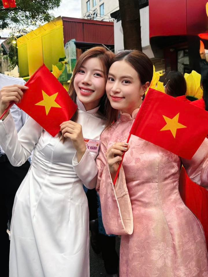 View - Trang Pháp diện áo dài trắng diễu hành A80, được khen trẻ trung như nữ sinh | Báo Tri thức và Cuộc sống - TIN TỨC PHỔ BIẾN KIẾN THỨC 24H