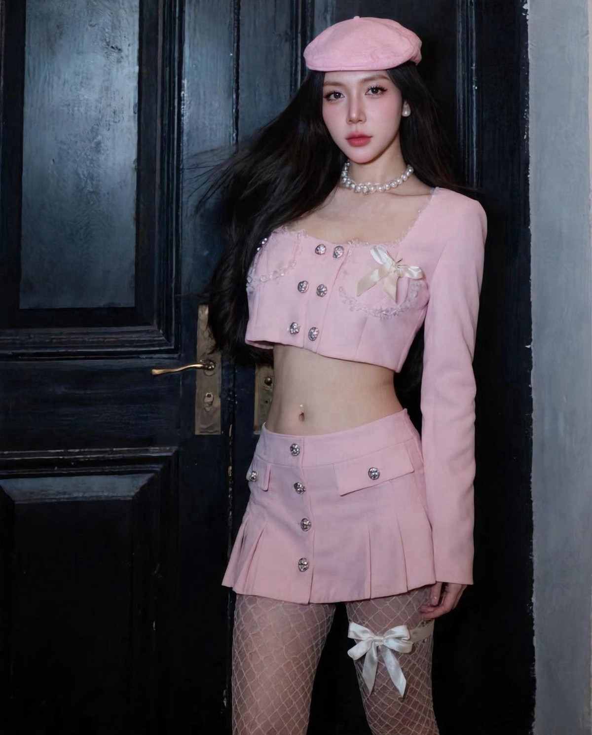 Sở hữu số đo 3 vòng: 100-62-94cm nên Thảo Bebe thường chọn đồ ôm sát khi đứng trên sân khấu.