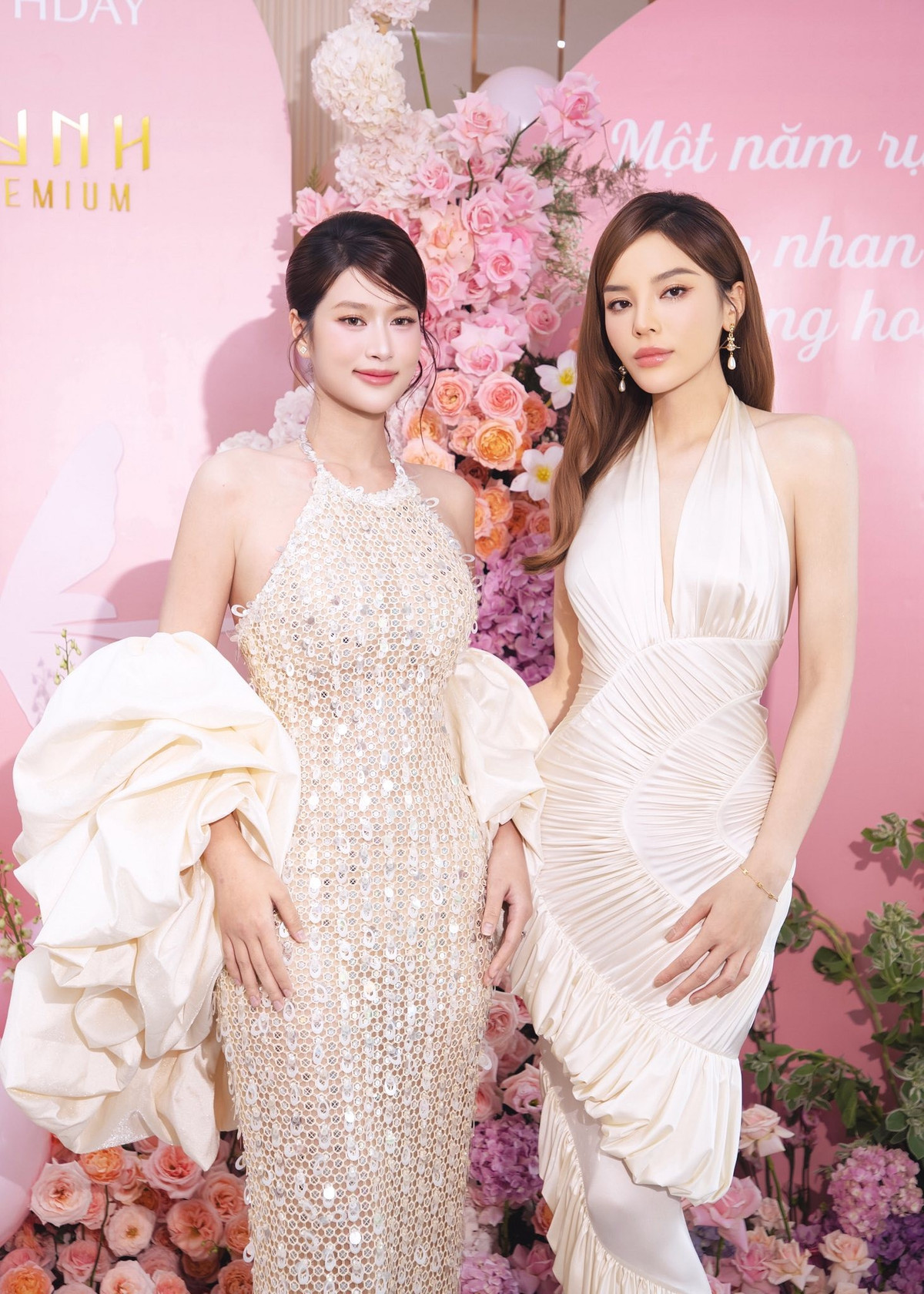 Hoa hậu Kỳ Duyên chung khung hình với "tình tin đồn" Hoa hậu Đoàn Thiên Ân tại một sự kiện. Ảnh: FB Nguyen Cao Ky Duyen