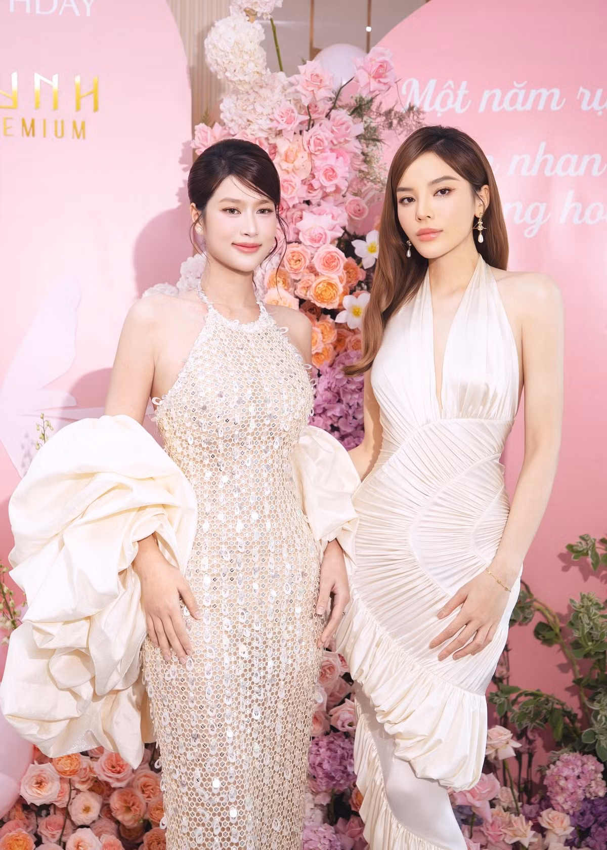 Hoa hậu Kỳ Duyên chung khung hình với "tình tin đồn" Hoa hậu Đoàn Thiên Ân tại một sự kiện. Ảnh: FB Nguyen Cao Ky Duyen