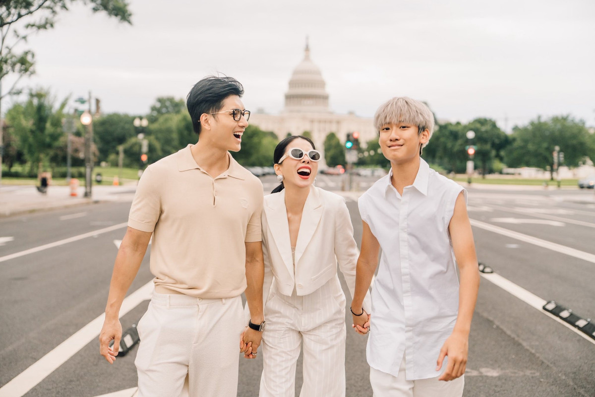 Lệ Quyên tình tứ bên Lâm Bảo Châu, cùng con trai dạo phố Mỹ. Ảnh: FB Lệ Quyên