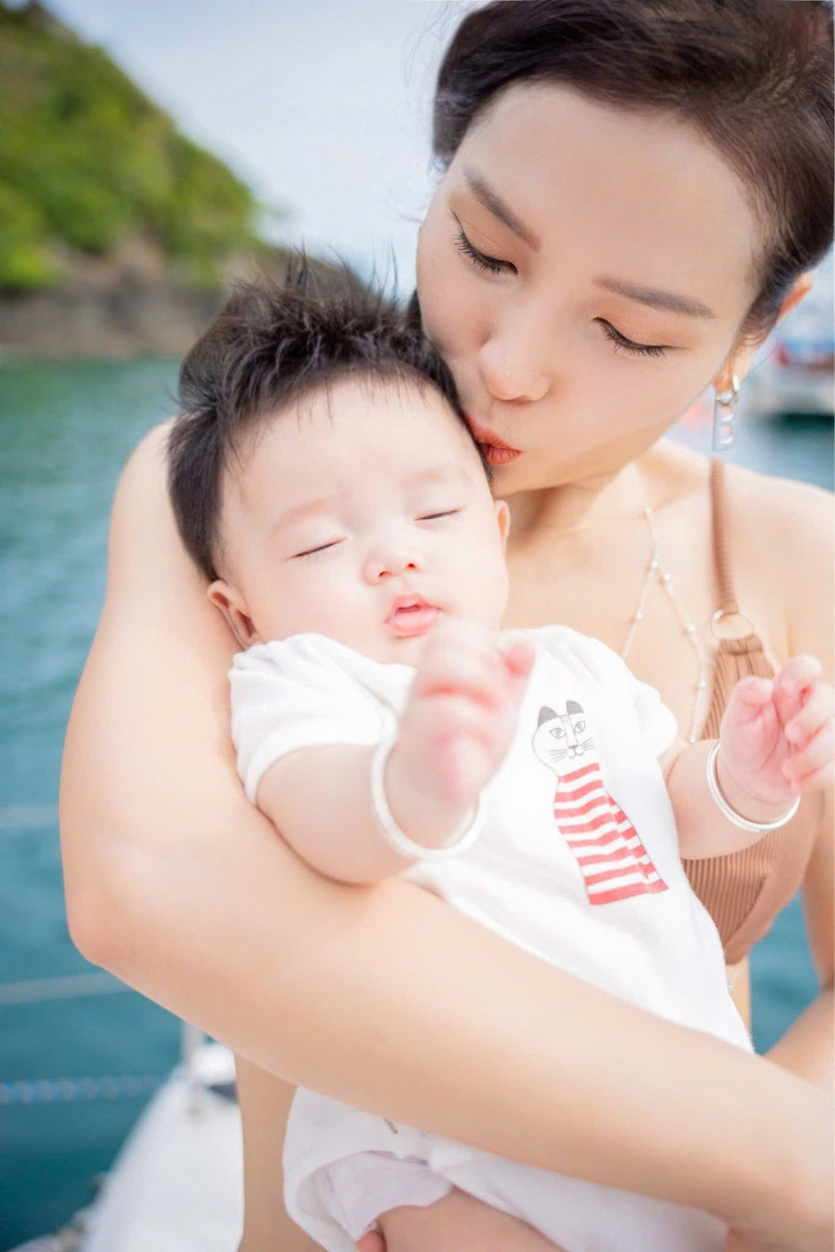 Khoảnh khắc ngọt ngào này của 2 mẹ con khiến cộng đồng mạng phải "tan chảy".