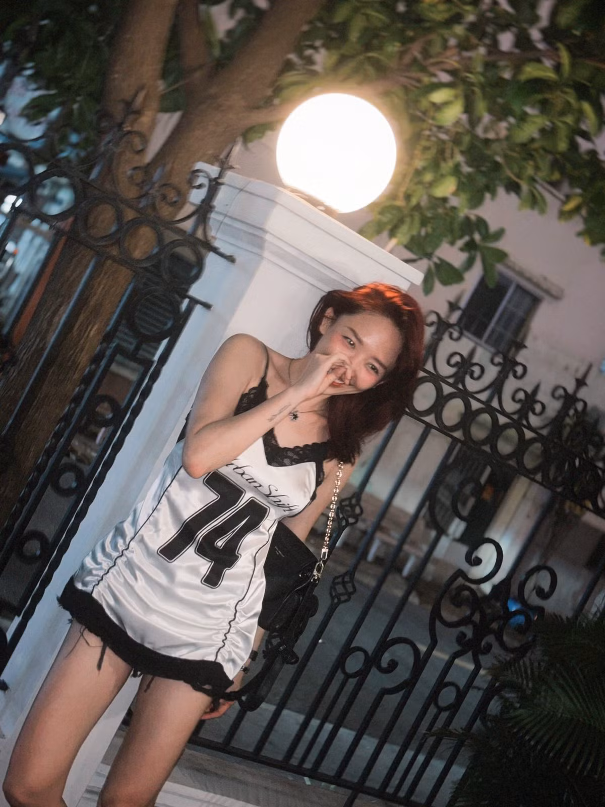 Tóc Tiên khoe outfit cá tính, tinh nghịch khi dạo phố. Ảnh: FB Tóc Tiên