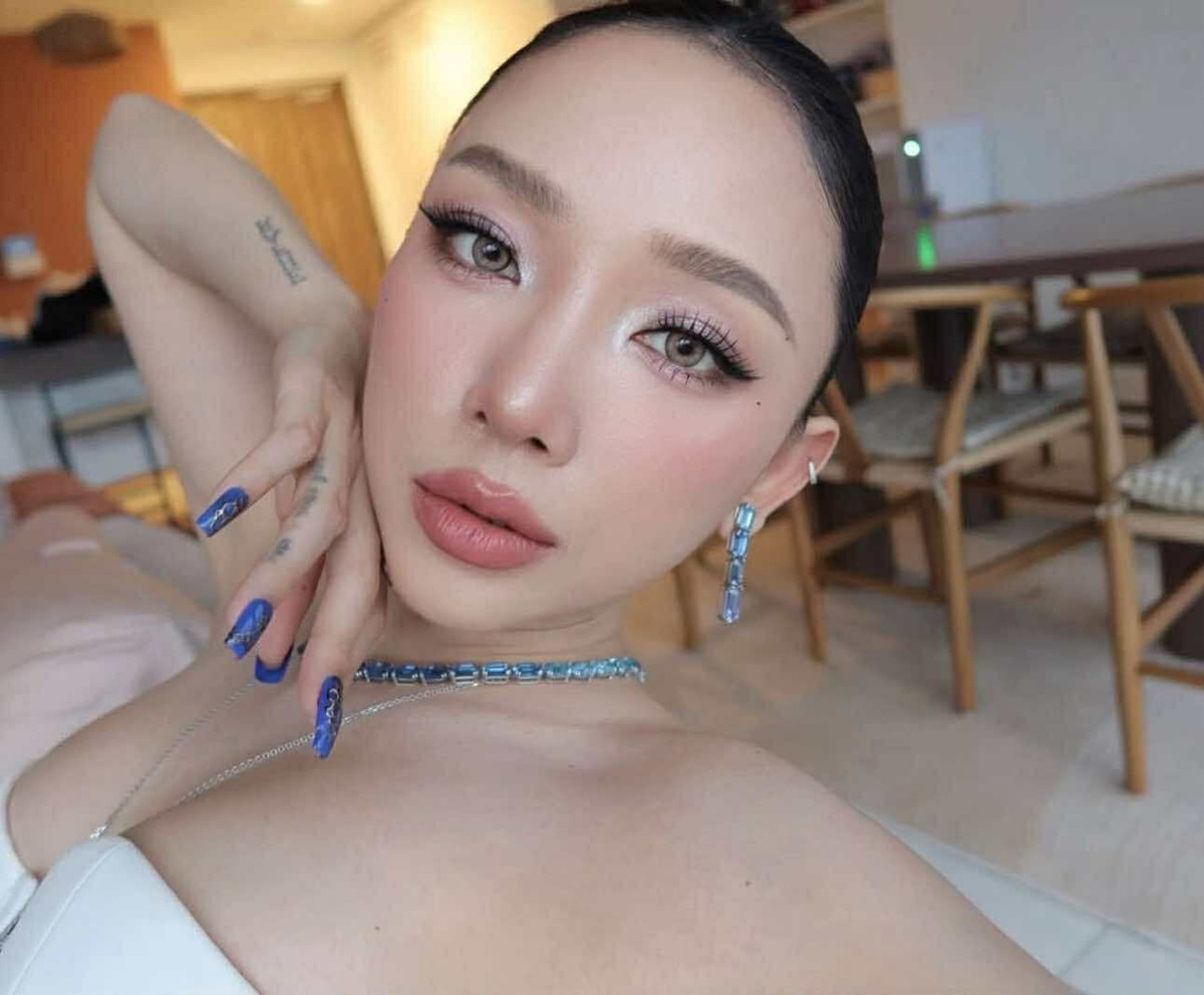 Trong loạt ảnh mới, Tóc Tiên lựa chọn trang phục corset trắng ôm sát cơ thể, giúp tôn trọn vòng một đầy đặn và bờ vai trần gợi cảm.