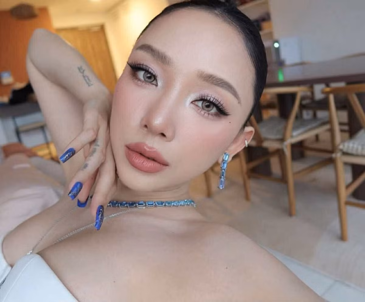 Trong loạt ảnh mới, Tóc Tiên lựa chọn trang phục corset trắng ôm sát cơ thể, giúp tôn trọn vòng một đầy đặn và bờ vai trần gợi cảm.