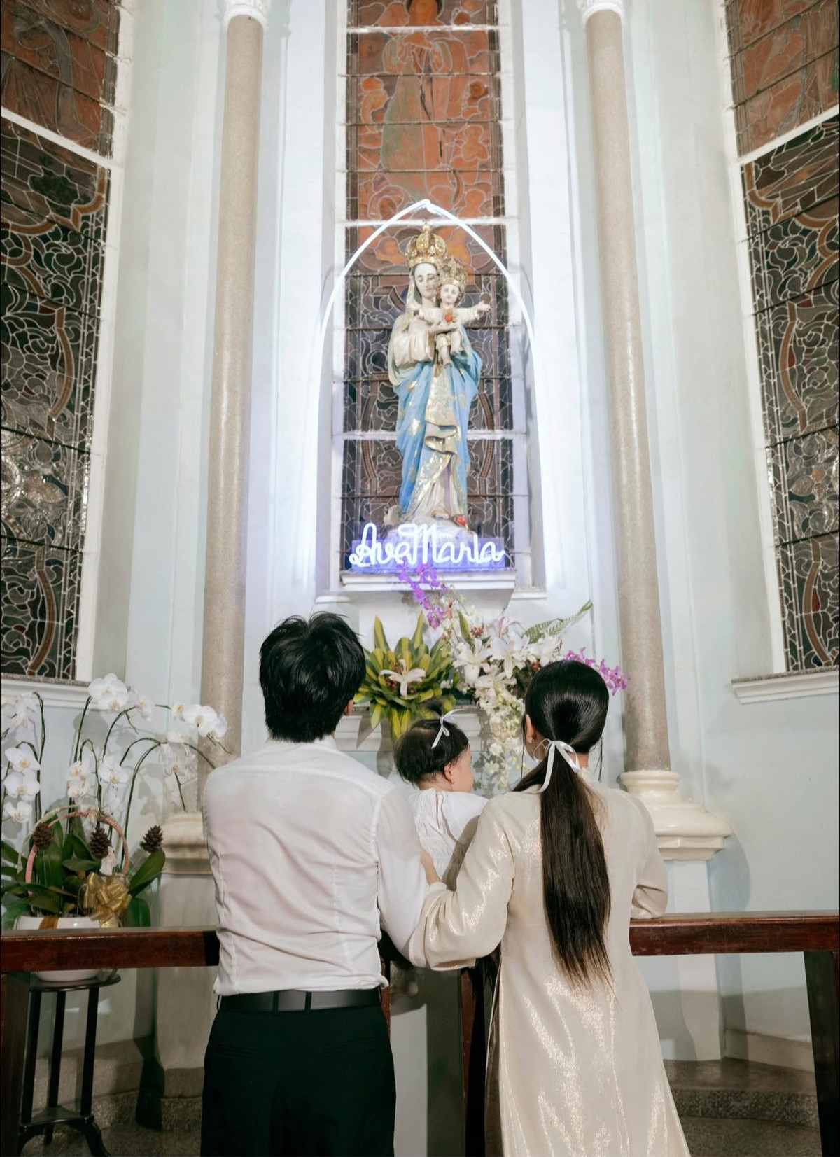 Puka và Gin Tuấn Kiệt làm lễ rửa tội cho con gái đầu lòng. Ảnh: FB Gin Tuấn Kiệt