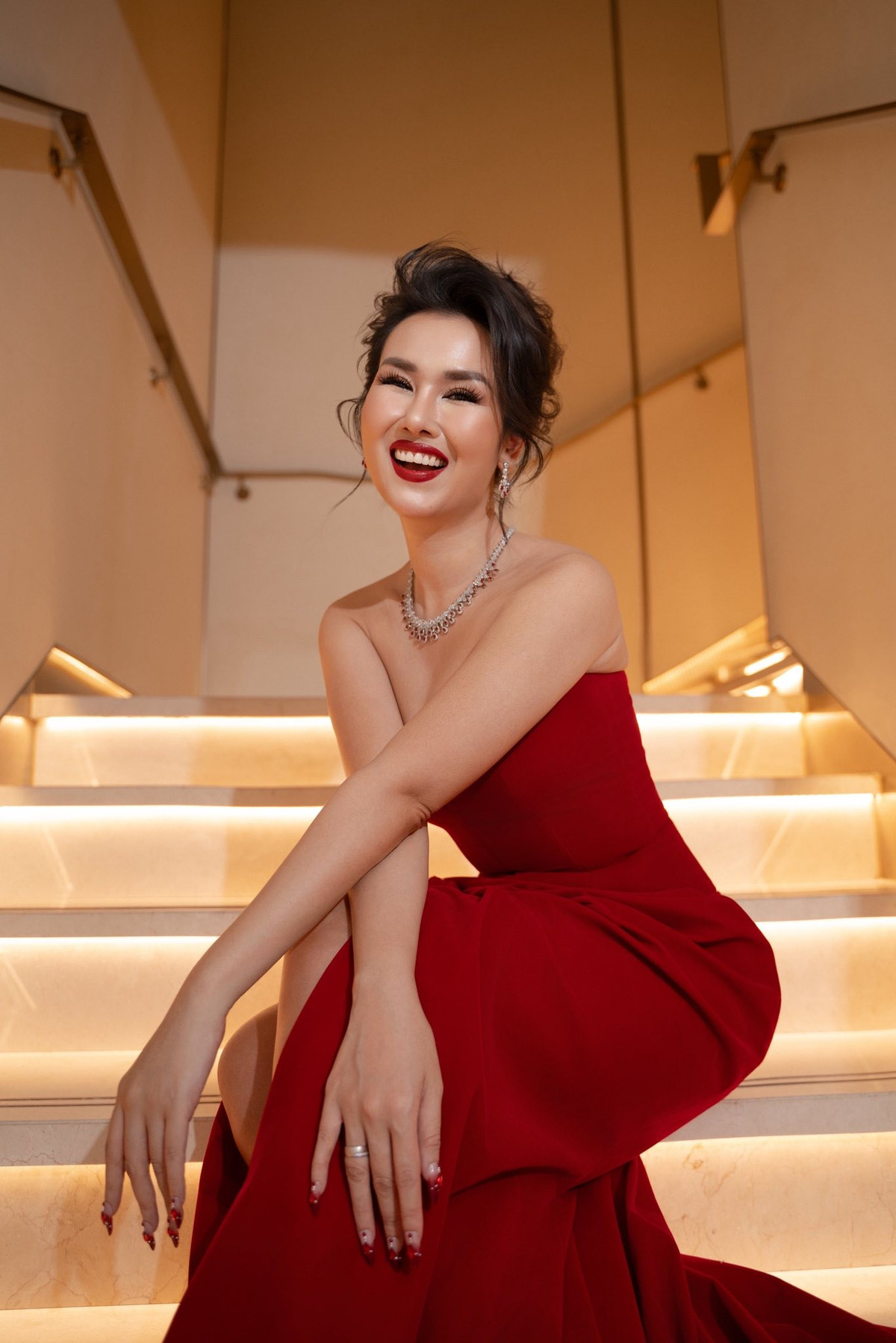 Ca sĩ Võ Hạ Trâm diện đầm quây màu đỏ rực như một bông hoa hồng. Ảnh: FB Võ Hạ Trâm