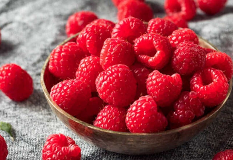 Việt quất, dâu tây giàu anthocyanins – chất chống oxy hóa mạnh liên quan mật thiết đến trí nhớ và chức năng não. Ăn quả mọng thường xuyên giúp giảm nguy cơ sa sút trí tuệ và bệnh tim mạch.