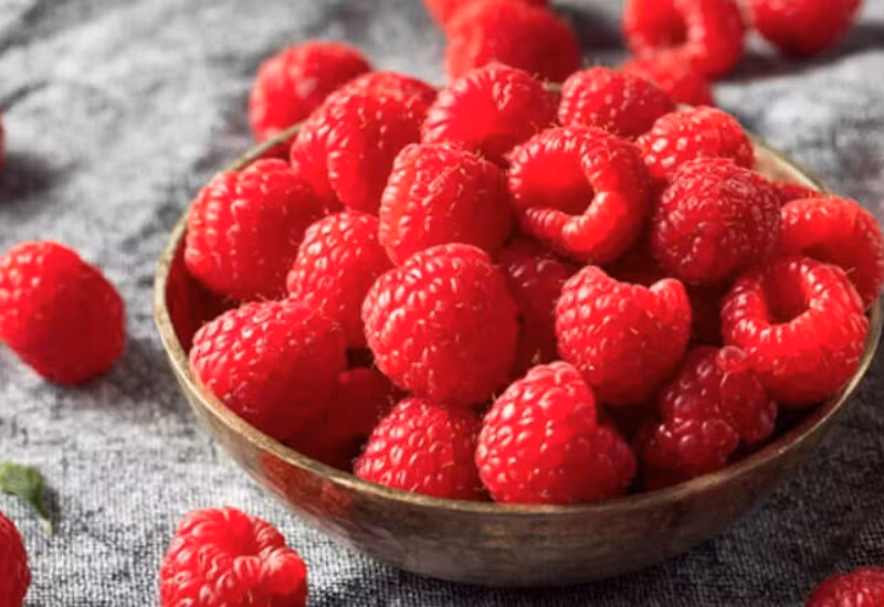 Việt quất, dâu tây giàu anthocyanins – chất chống oxy hóa mạnh liên quan mật thiết đến trí nhớ và chức năng não. Ăn quả mọng thường xuyên giúp giảm nguy cơ sa sút trí tuệ và bệnh tim mạch.