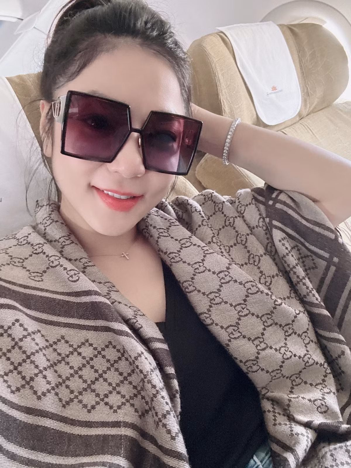 Bạn bè, khán giả thường gọi cô là "ca sĩ không tuổi" bởi sau nhiều năm theo nghề, ca sĩ vẫn giữ được vẻ ngoài trẻ trung, tràn đầy sức sống.