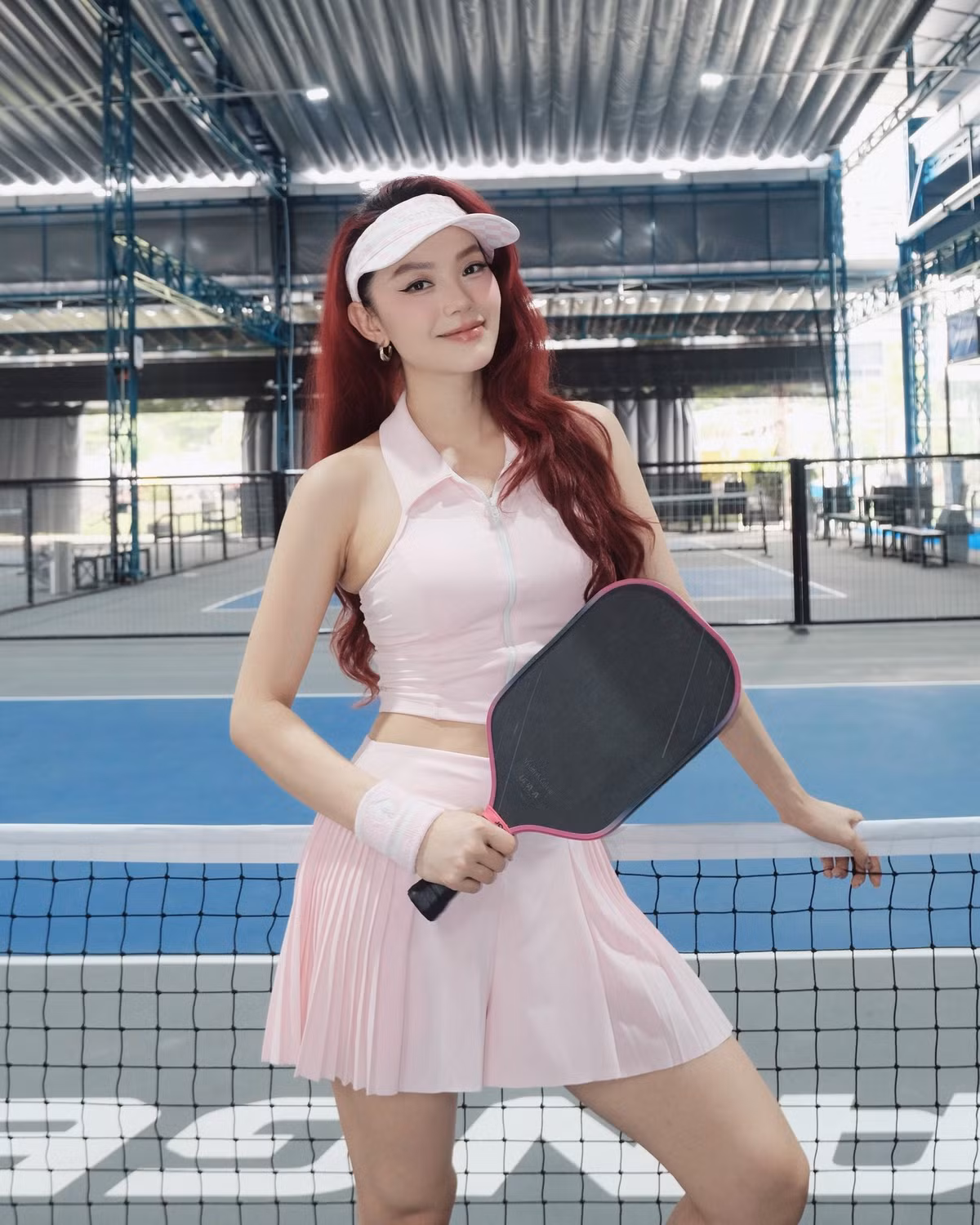 Tin tức sao Việt 6/8: Ca sĩ Minh Hằng diện set hồng trẻ trung, năng động tạo dáng trên sân pickleball. Ảnh: FB Minh Hằng