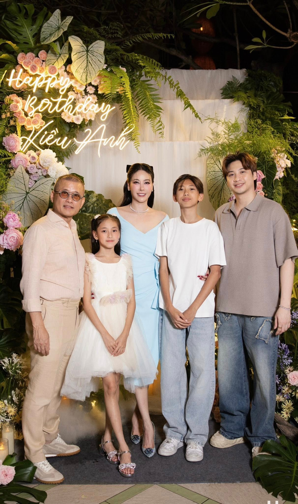 Hà Kiều Anh tổ chức bữa tiệc sinh nhật ấm cúng bên người thân. Ảnh: FB Ha Kieu Anh