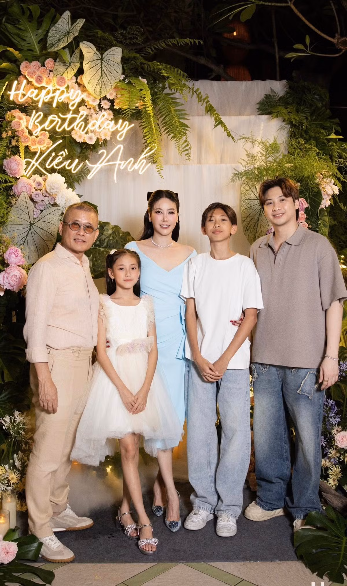 Hà Kiều Anh tổ chức bữa tiệc sinh nhật ấm cúng bên người thân. Ảnh: FB Ha Kieu Anh