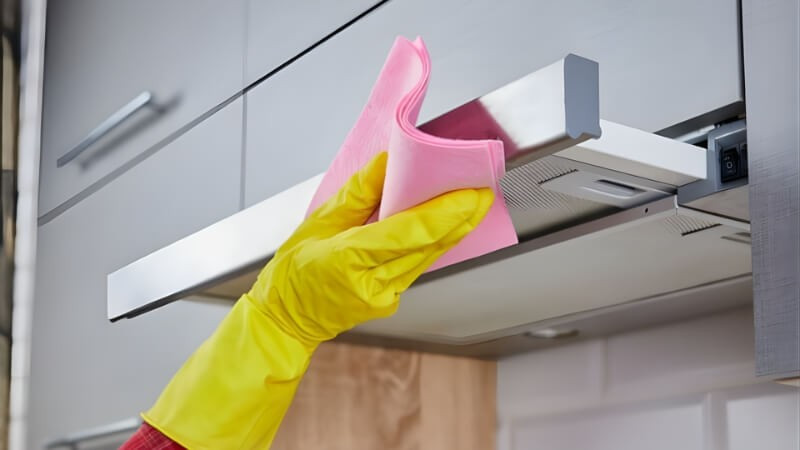 Máy hút mùi khi sử dụng trong 1 thời gian, tấm màng lọc của máy sẽ có những mảng bám dầu mỡ và rất khó để có thể lau sạch chúng bằng khăn khô hay khăn ướt.