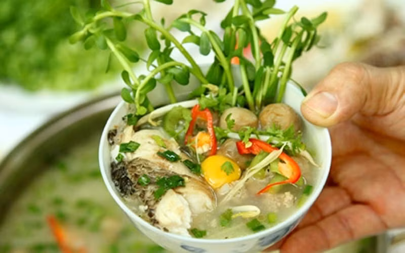 Không chỉ cầu kỳ khi nấu, cháo ám còn tinh tế ở cách bày biện. Một bát cháo đạt chuẩn phải có màu trong, ánh nhẹ, không đục, hải sản được xếp gọn trên mặt hoặc để riêng nhằm giữ nguyên hương vị. Gia vị đi kèm rất tiết chế, thường chỉ có hành hoa, tiêu xay hoặc chút rau thơm.