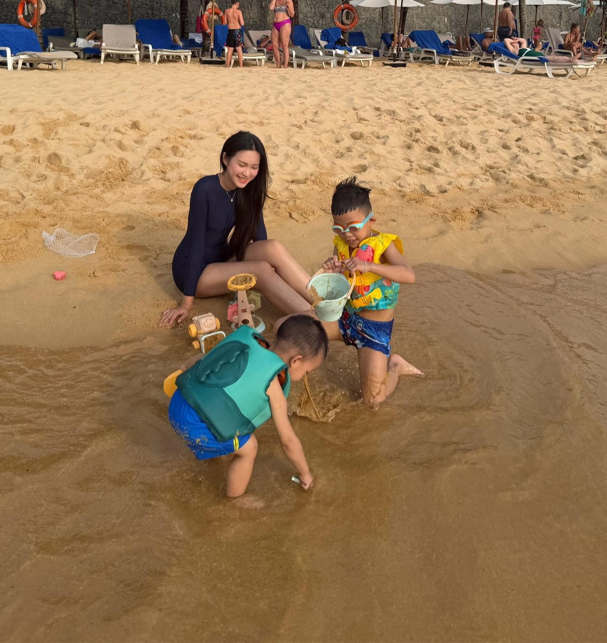 Người đẹp Doãn Hải My trông các cháu khi đi biển cùng gia đình. Ảnh: FB Doan Hai My