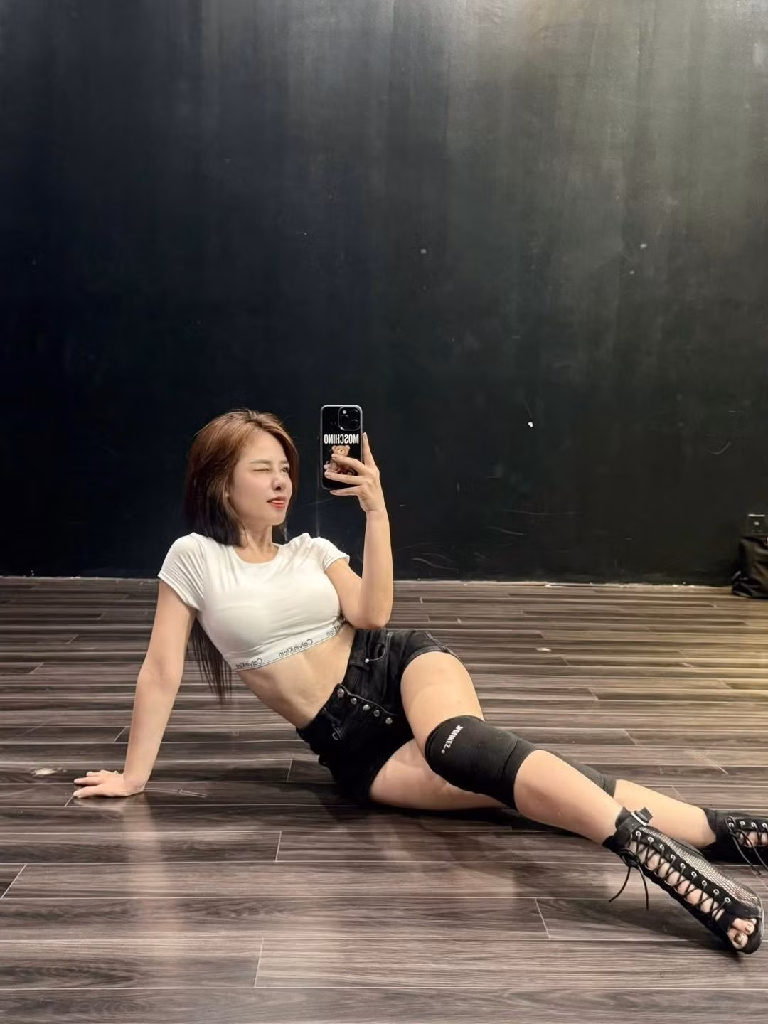 Ca sĩ Dương Hoàng Yến khoe đường cong trong phòng tập. Ảnh: FB Dương Hoàng Yến