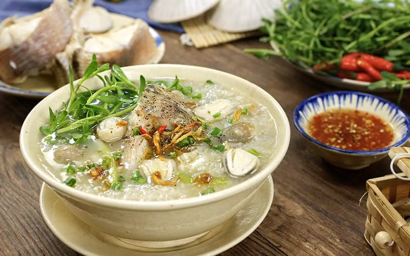 Gạo dùng nấu cháo cũng được lựa chọn kỹ lưỡng. Người nấu thường sử dụng gạo tẻ ngon, hạt đều, vo sạch rồi rang khô trước khi nấu. Công đoạn rang gạo giúp tạo mùi thơm nhẹ, giúp cháo sánh tự nhiên, hạt nở đều mà không bị nát hay đặc quánh.